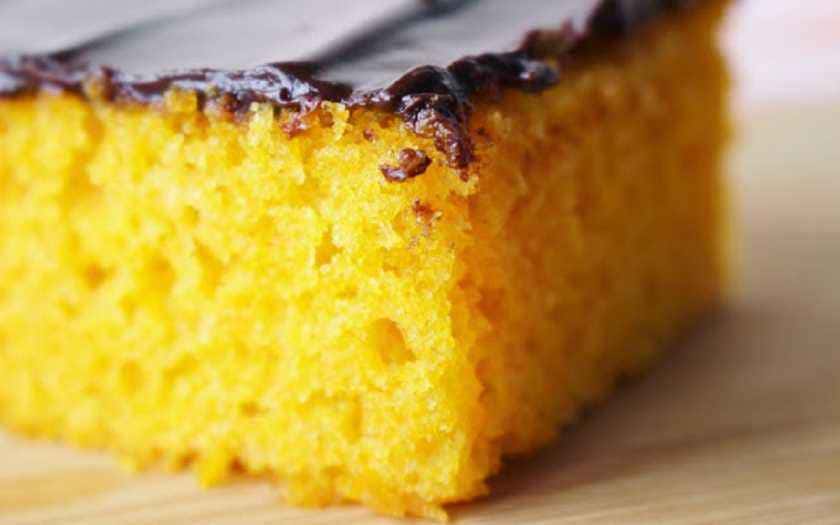 Bolo de cenoura fofinho com cobertura de chocolate