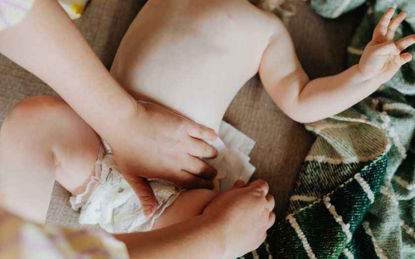 Troca de fraldas vai além da higiene, é momento de carinho e vínculo