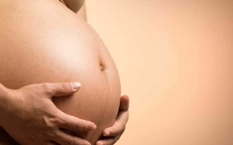 Grávida com dor no pé da barriga