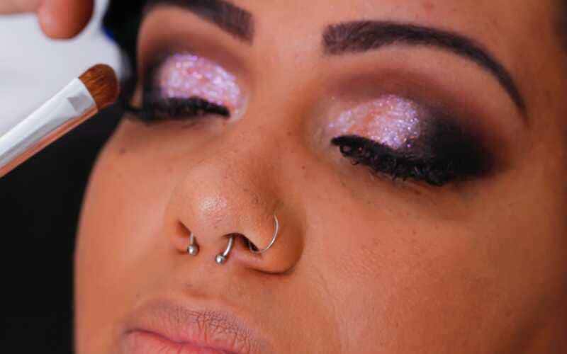 Maquiagem rosa com glitter