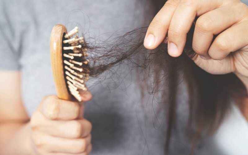 dormir com cabelo molhado