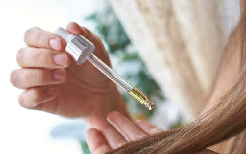 óleo mineral no cabelo