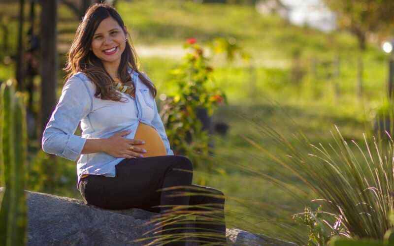 barriga de grávida dobra quando senta