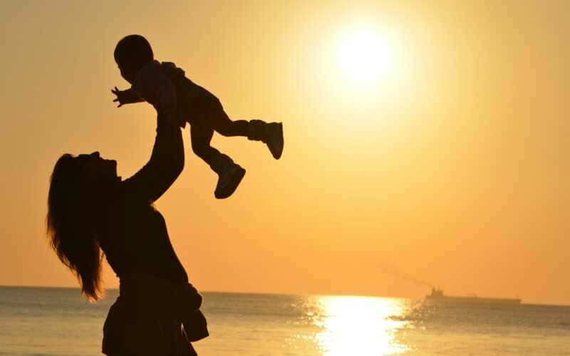 As atividades entre pais e filhos ajudam a melhorar a saúde mental das crianças e ainda cria uma conexão entre a família