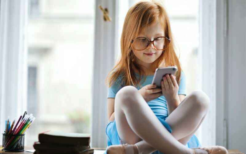 O que considerar antes de comprar um celular para uma criança