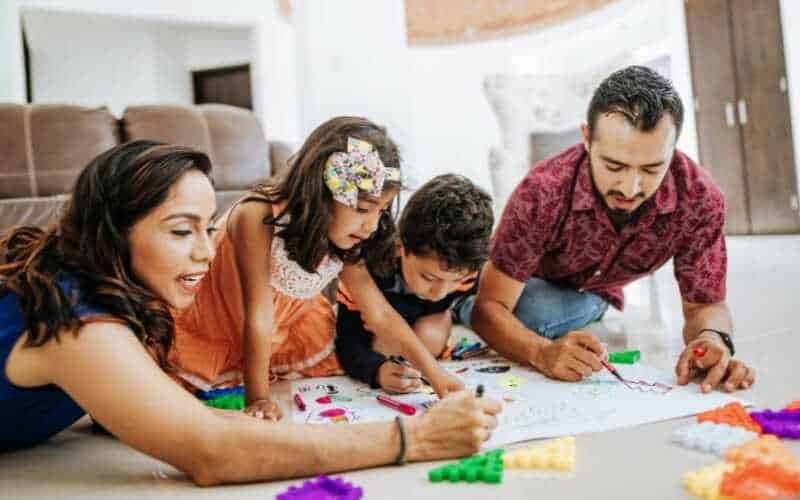 Brincar com os filhos é essencial para o desenvolvimento cognitivo e emocional