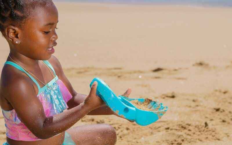 Saiba como entreter as crianças na praia com segurança