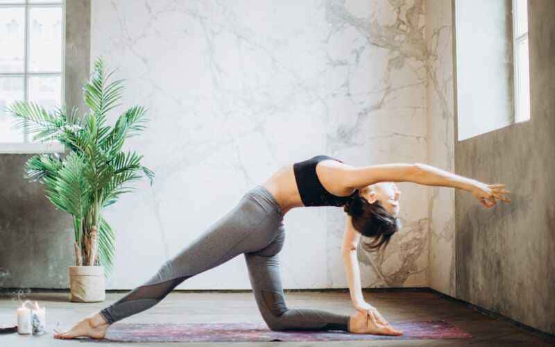 Como praticar yoga em casa