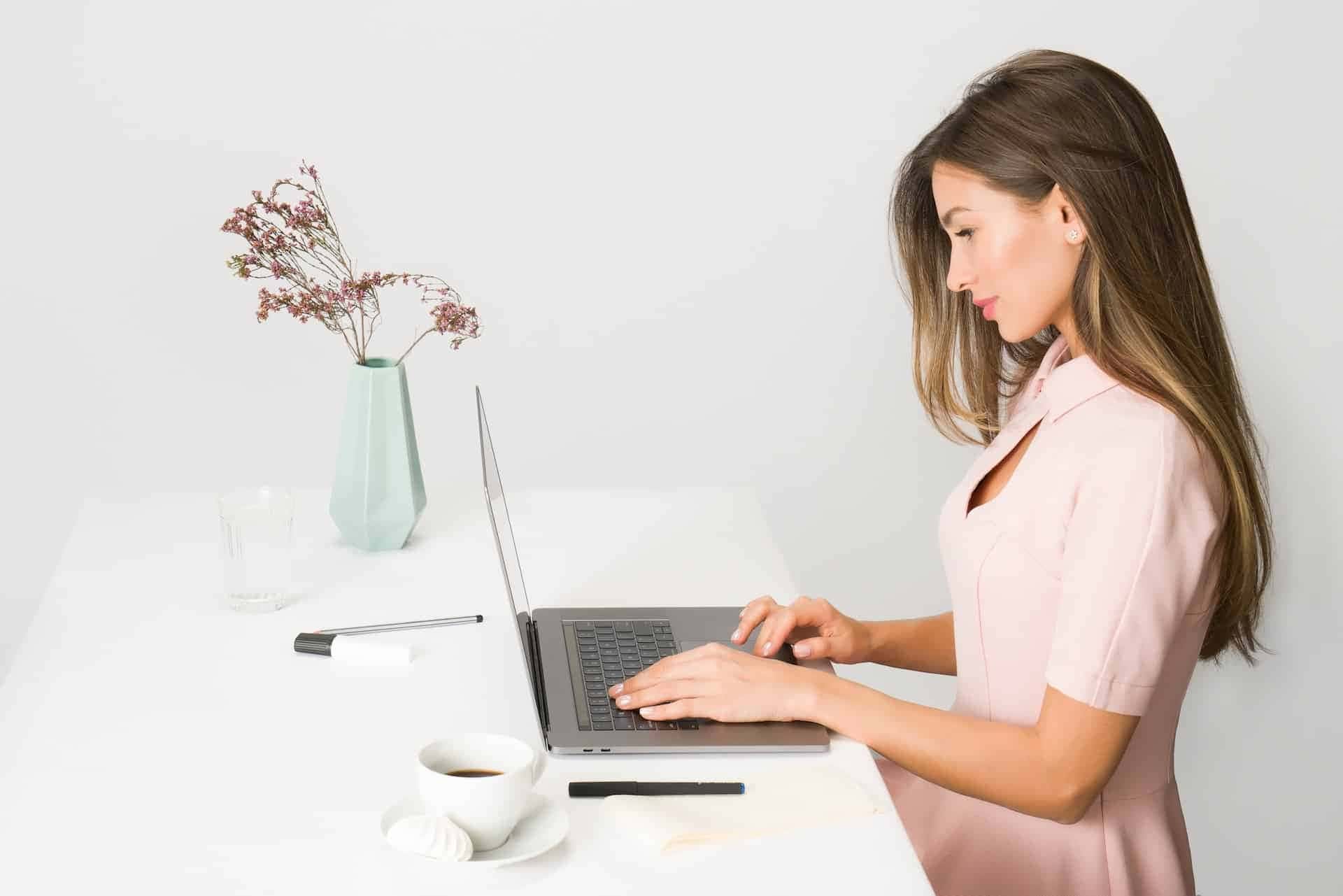 Assistente virtual como LUCRAR sem sair de casa e trabalhando meio período