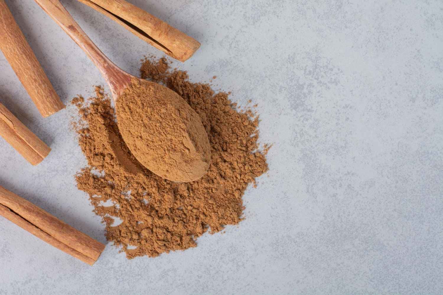 Coloque canela nesta região do corpo para atrair mais dinheiro