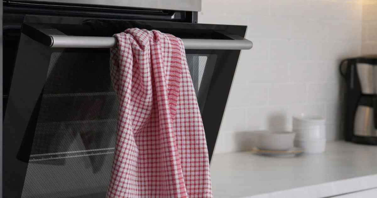 sua cozinha em segurança, nunca coloque pano na porta do forno. Imagem: Unsplash