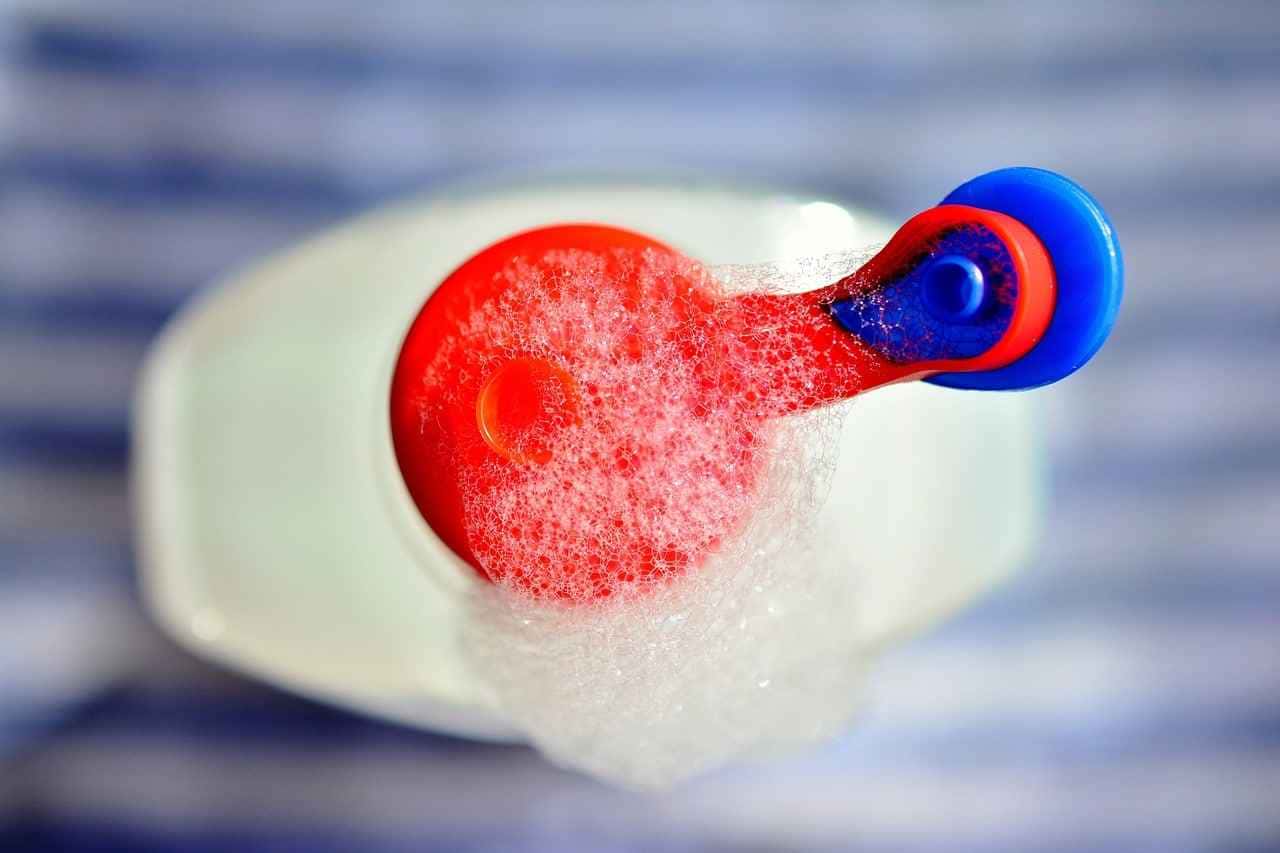 Detergente caseiro 100% ecológico e que LIMPA DE VERDADE