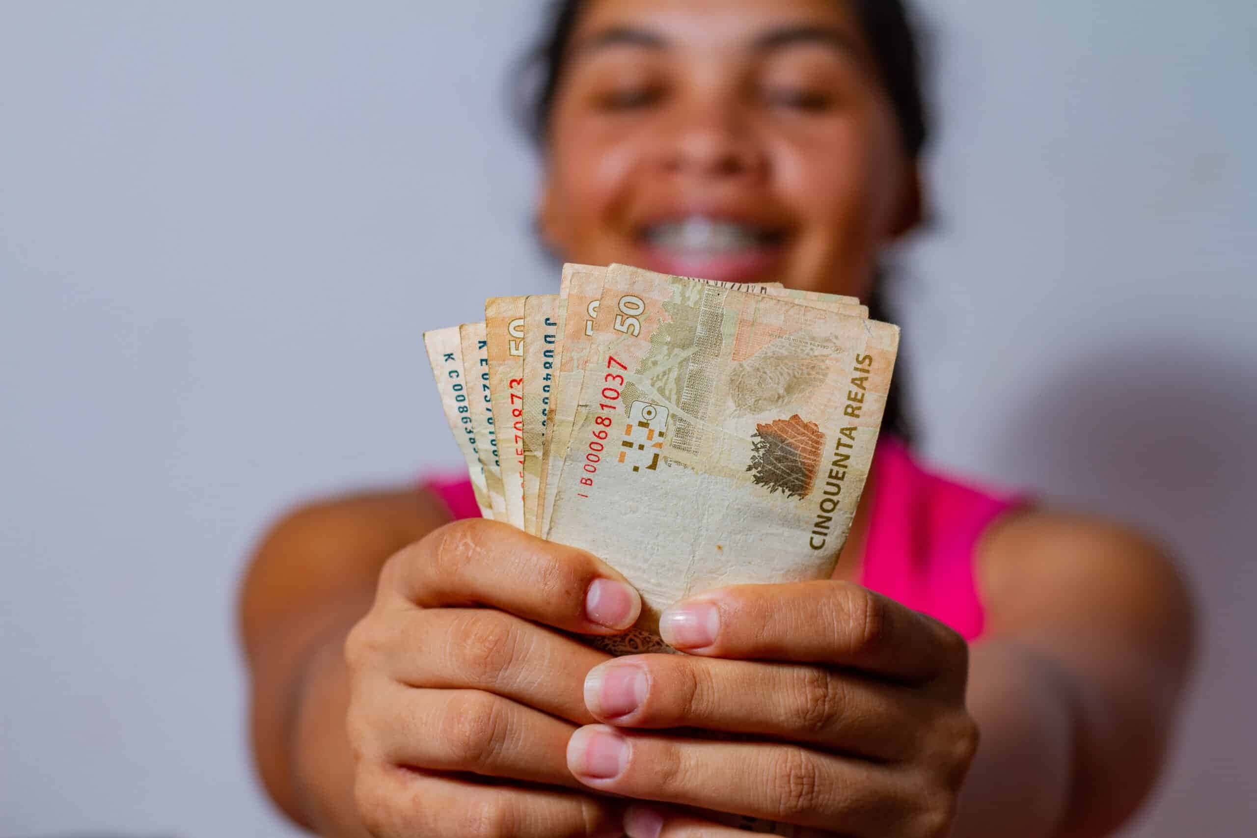 Estado começa a pagar auxílio TEMPORÁRIO de R$ 600,00 para mulheres NESTA situação