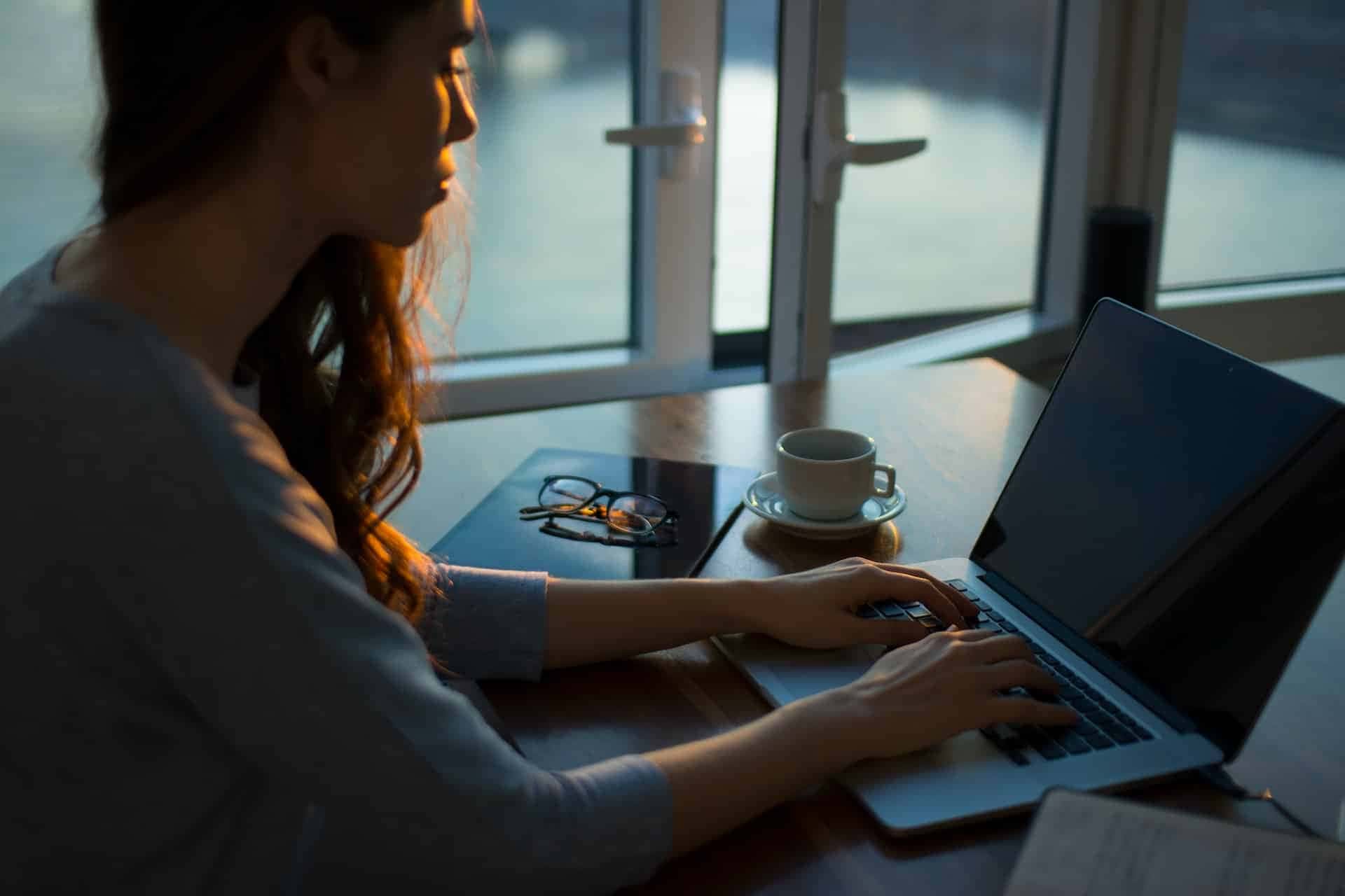 Estudo revela que IA afetará mais as mulheres no trabalho; entenda