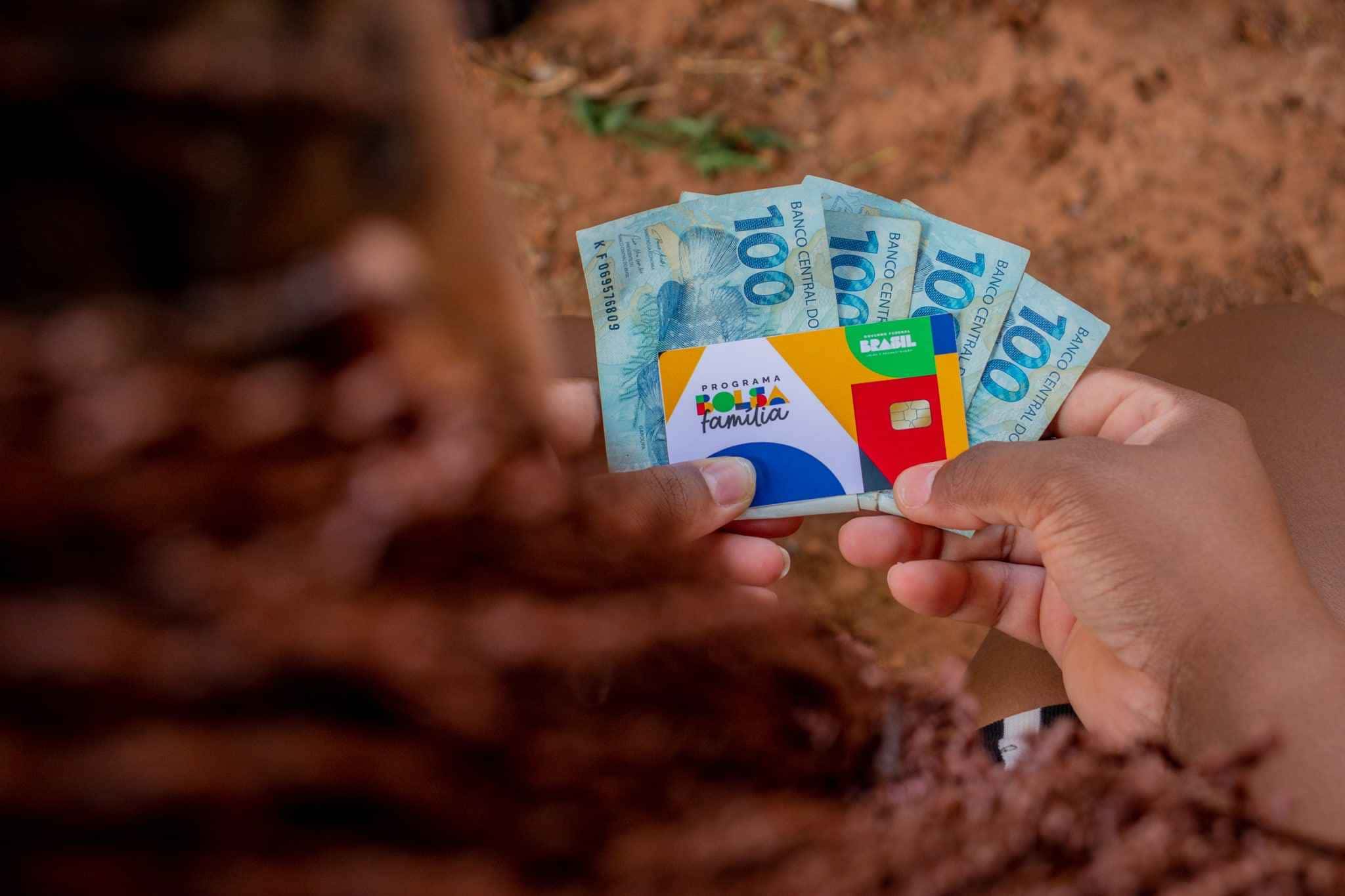 FIQUE SABENDO Bolsa Família sofre ATAQUE com FAKE NEWS; informe-se