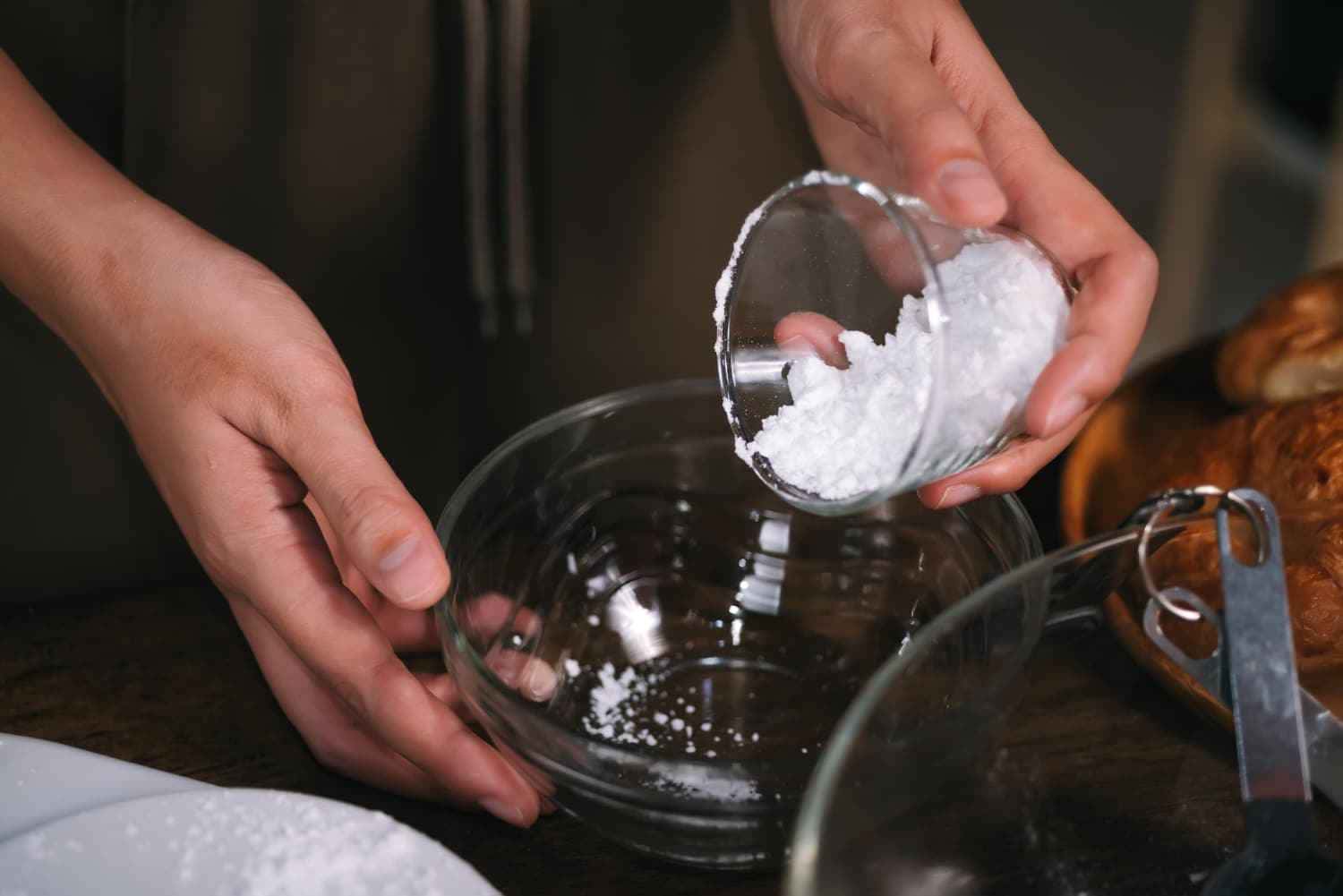 Filhos alérgicos Usar sal e água pode ser a solução na limpeza; entenda