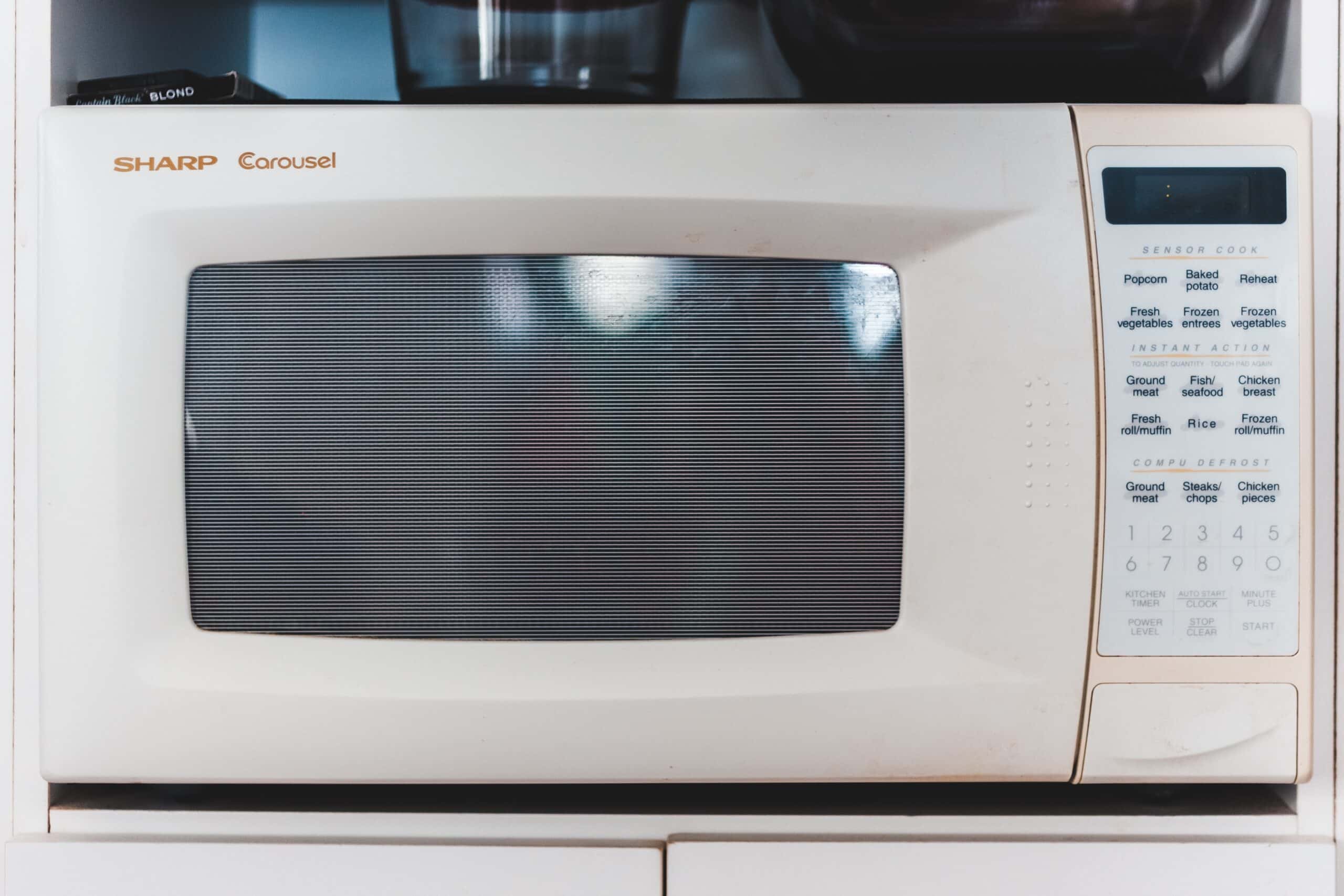Meio limão e nada mais! É o que precisa para LIMPAR o micro-ondas AGORA