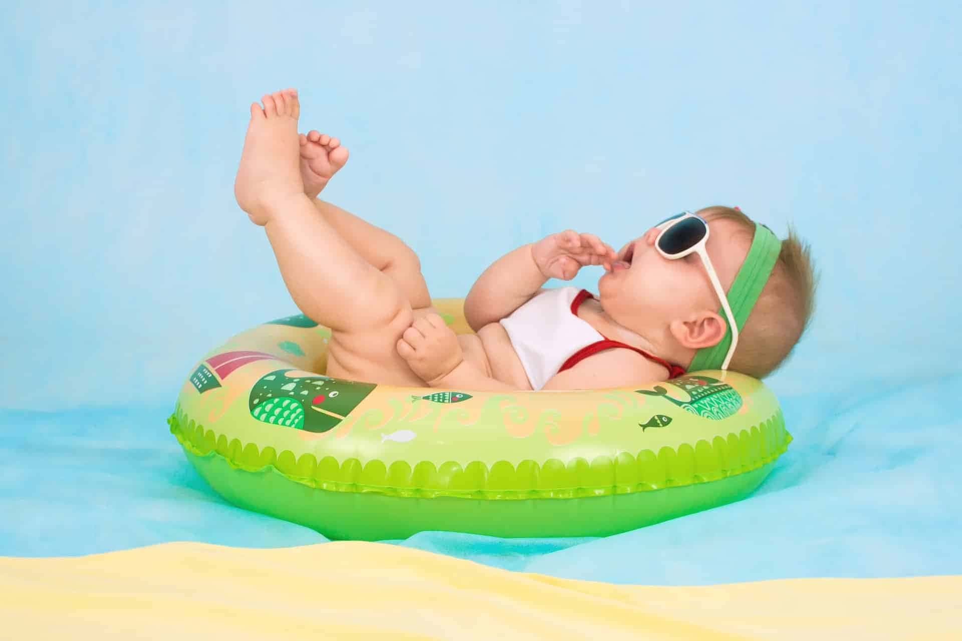Planejando as férias Veja com quantos meses o bebê pode ir à praia