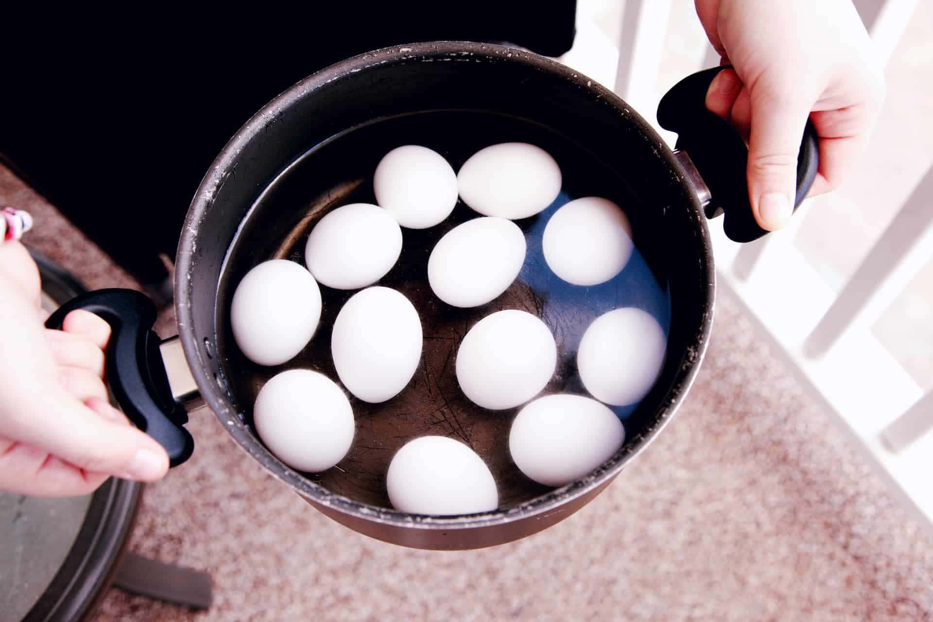 Por que tanta gente coloca vinagre para cozinhar ovos Veja se é mito ou não