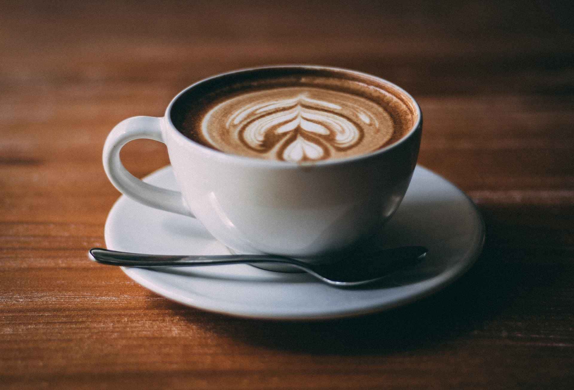 Tanta gente colocando sal no café e você sem saber o porquê; entenda