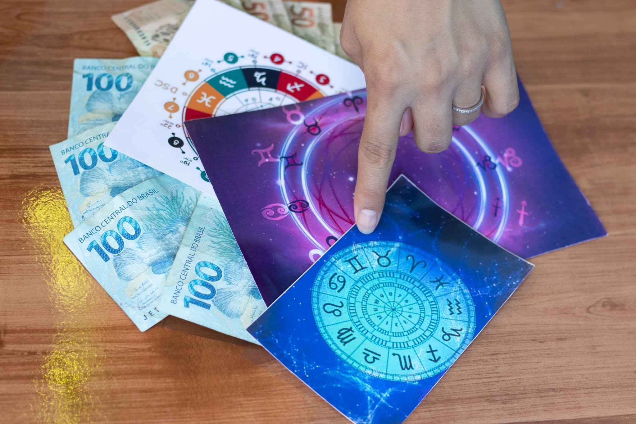 4 SIGNOS estão com sorte para ganhar um BOM DINHEIRO
