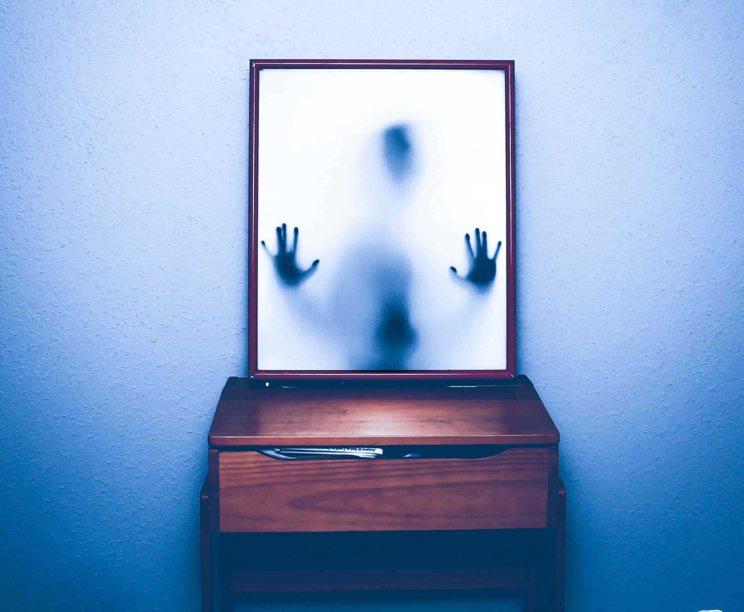 A orientação de não dormir na frente de um espelho é uma crença comum associada ao Feng Shui e a outras tradições relacionadas ao equilíbrio de energias nos espaços.
