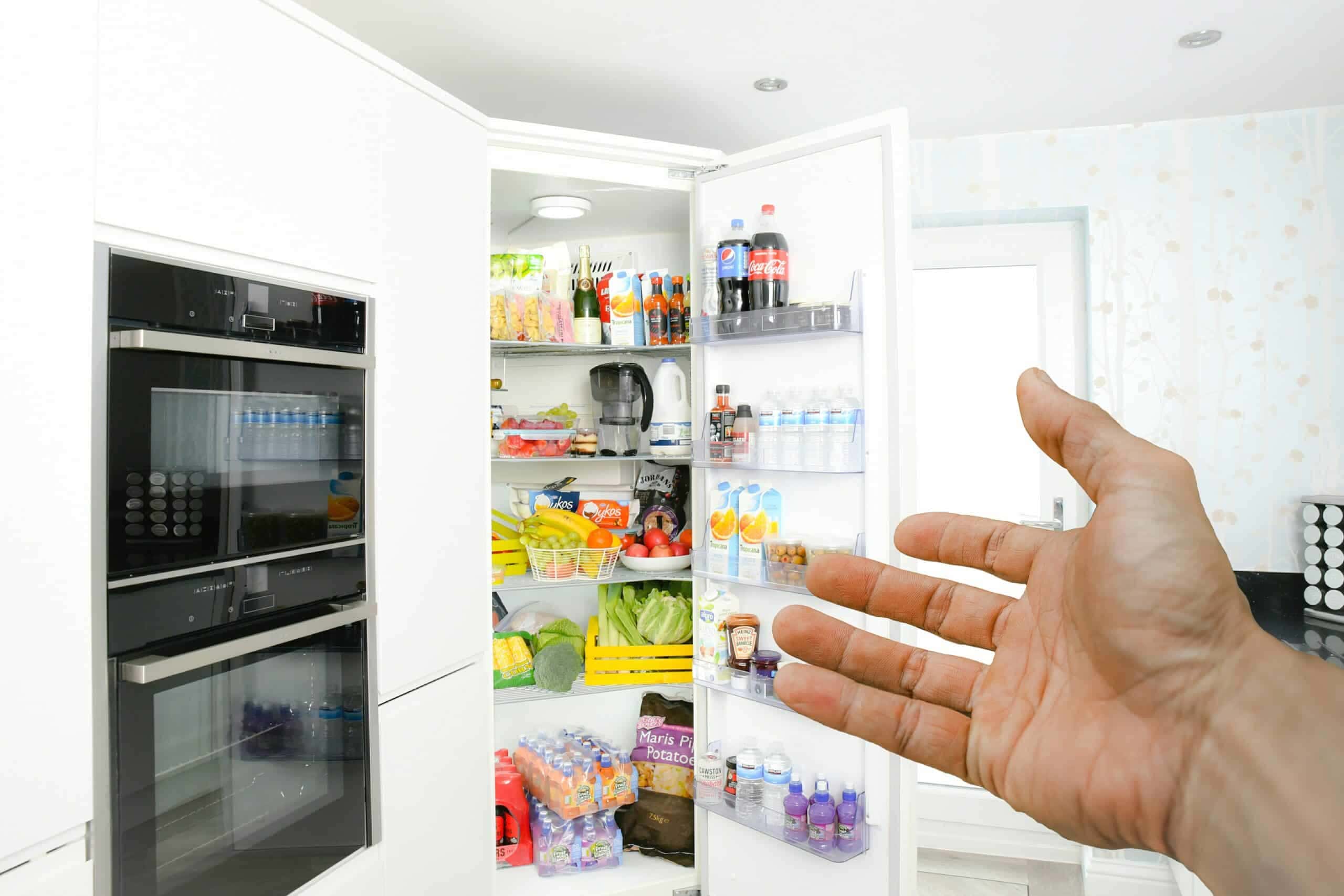 Manter a geladeira livre de odores desagradáveis é crucial. Assim, conheça essa receita de spray caseiro!