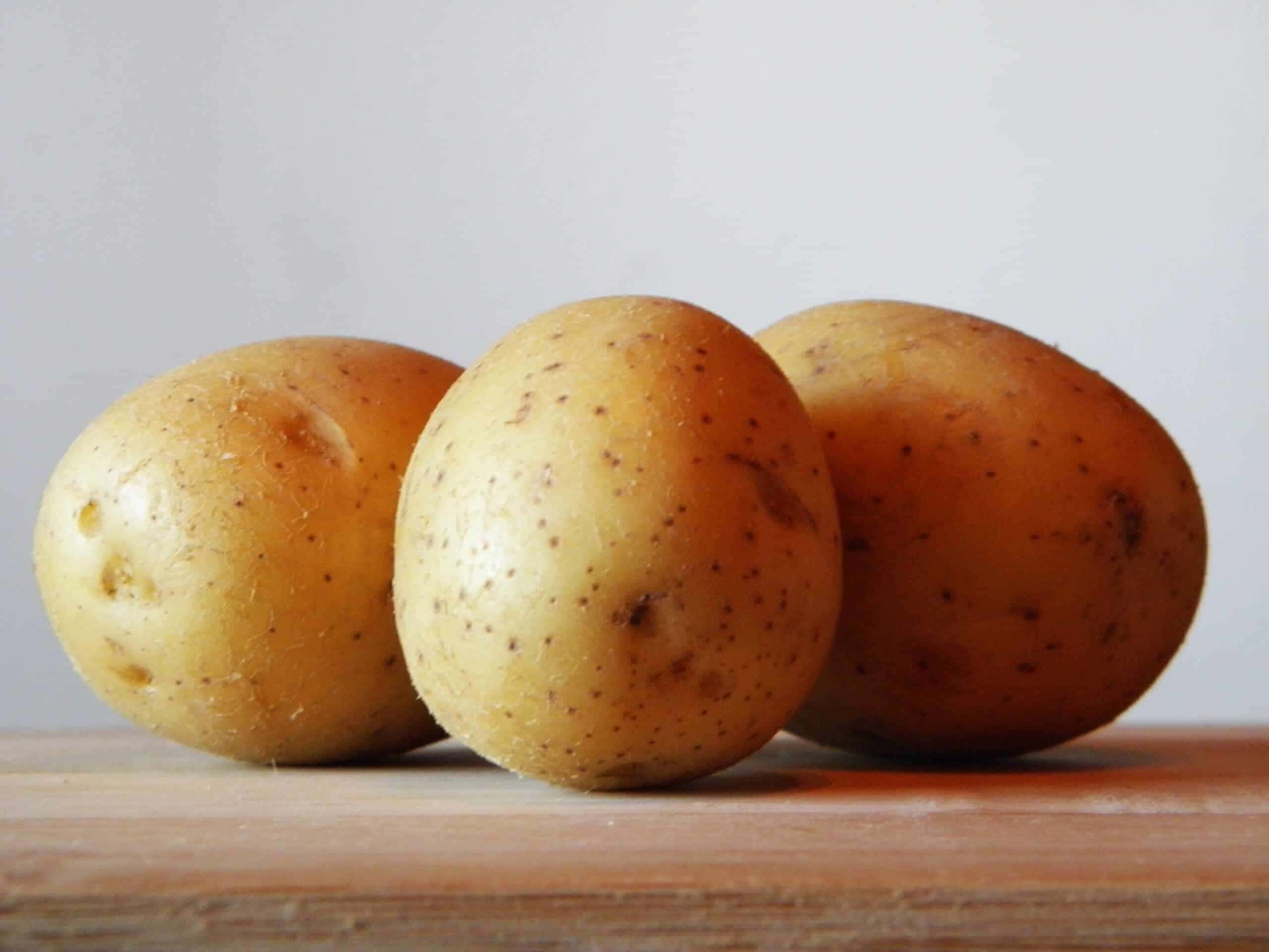 Mergulhar batatas em água gelada antes de cozinhar é uma prática que traz ótimos benefícios ao preparo. Entenda!
