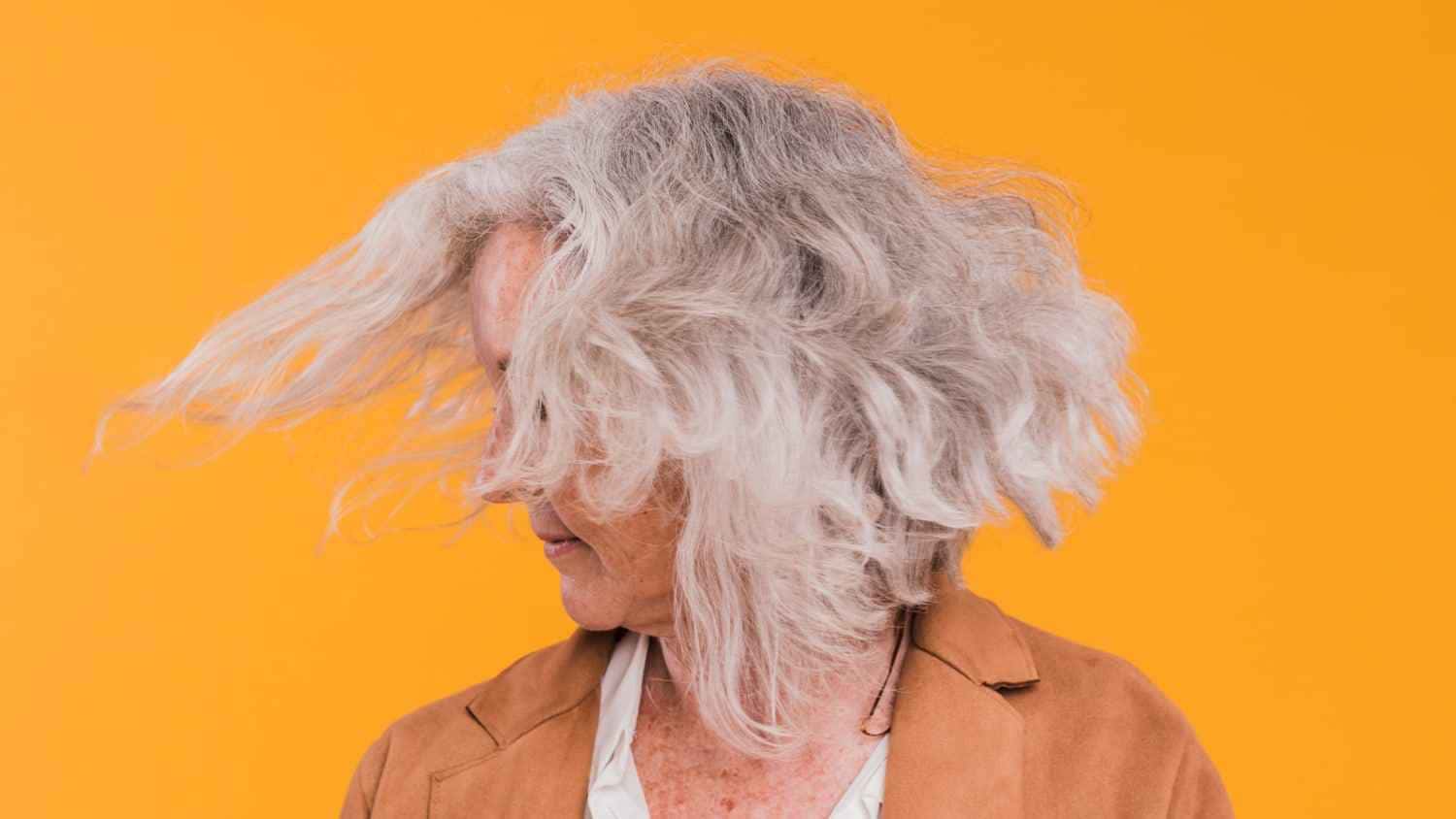 Cada cabelo branco tirado cria mais 7 Veja a verdade