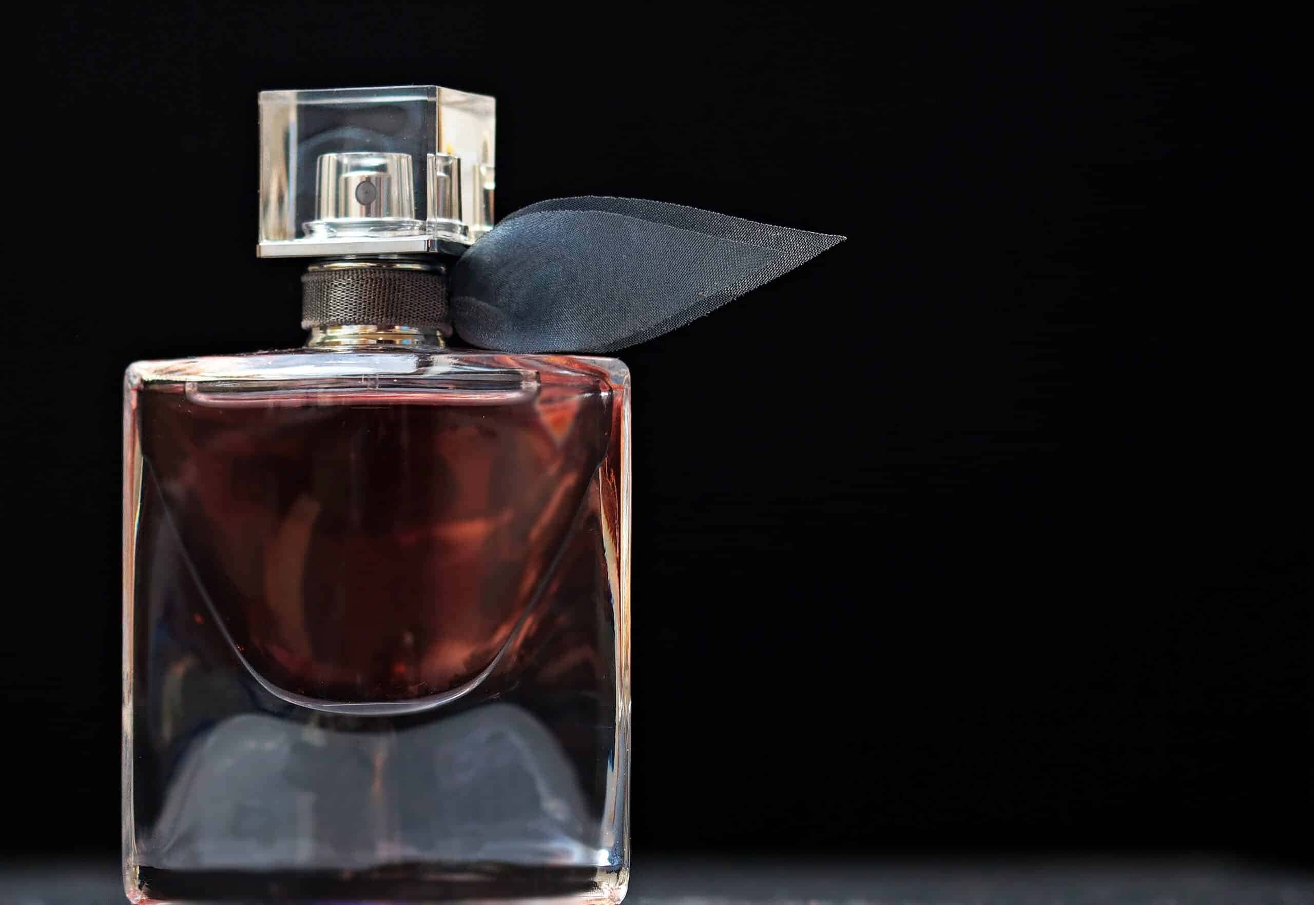 Carolina Herrera, estilista de origem venezuelana, é reconhecida por sua linha de fragrâncias amplamente vendida globalmente
