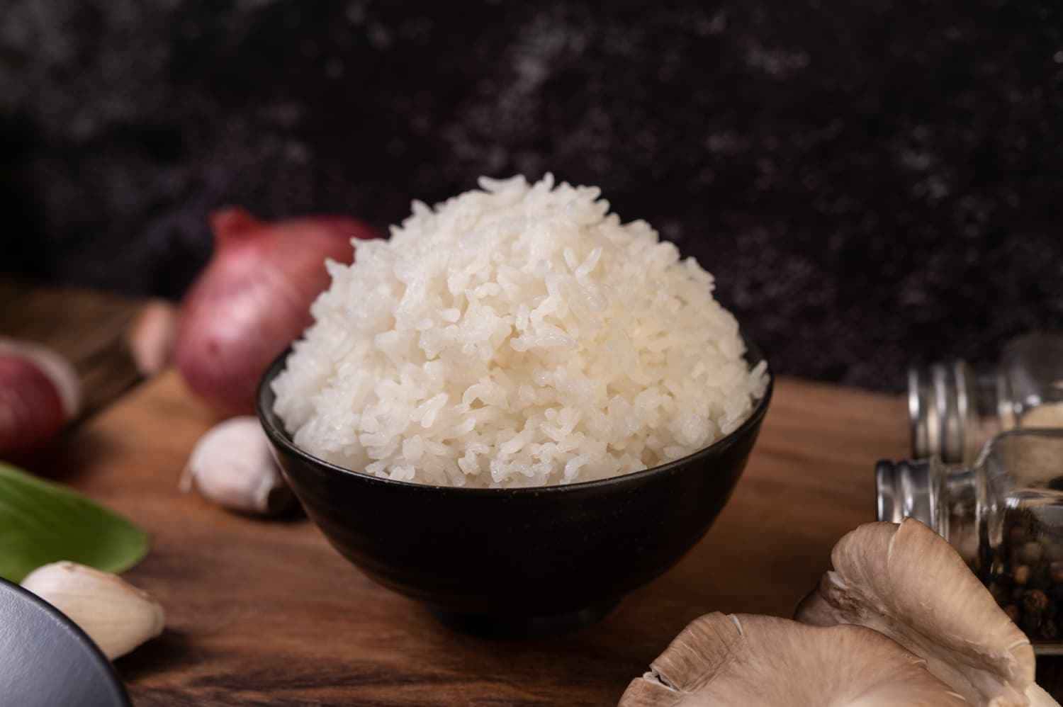 Coloquei 3 pedras de gelo no arroz velho e isso resolveu meu problema
