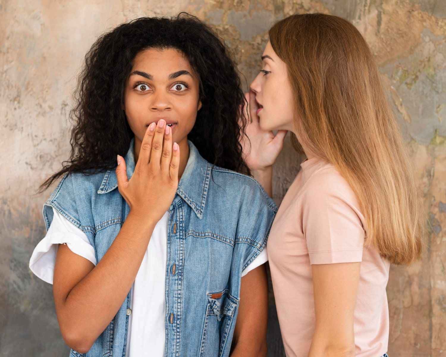 Como repelir as energias de uma amiga invejosa; aprenda