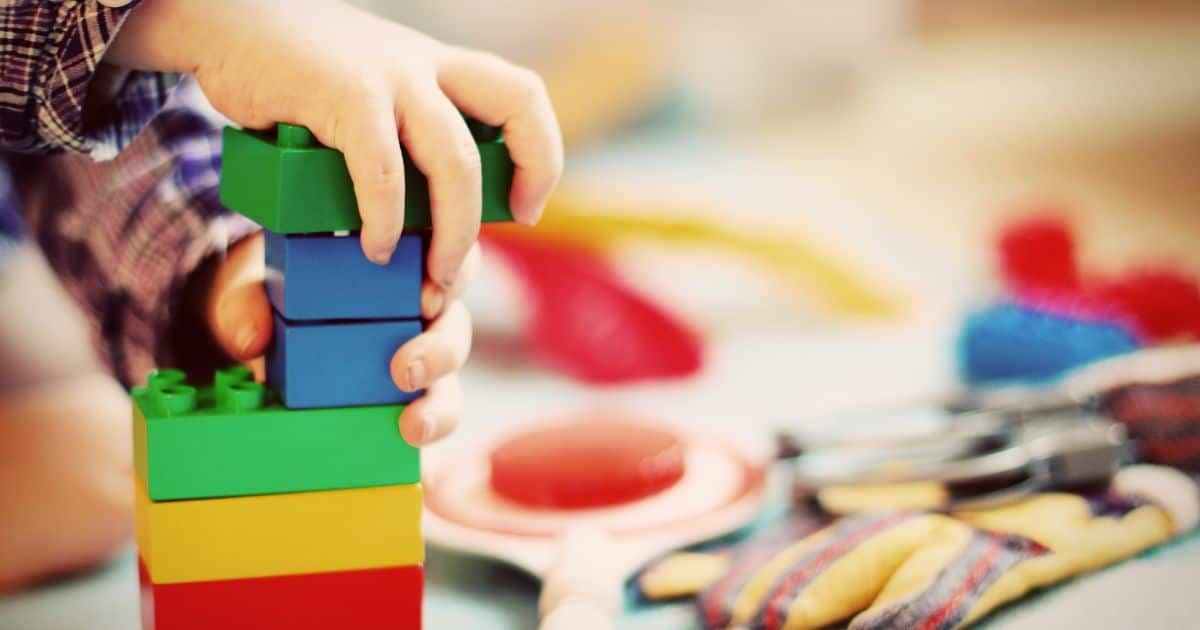 Com o dia das crianças se aproximando, separamos 8 ideias para brincar em família. Confira!