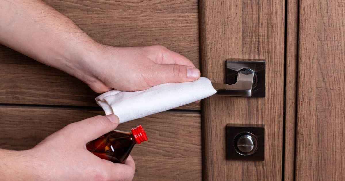 Saiba como limpar da forma correta suas portas de madeira e deixe-as com aquela aparência de nova sempre.