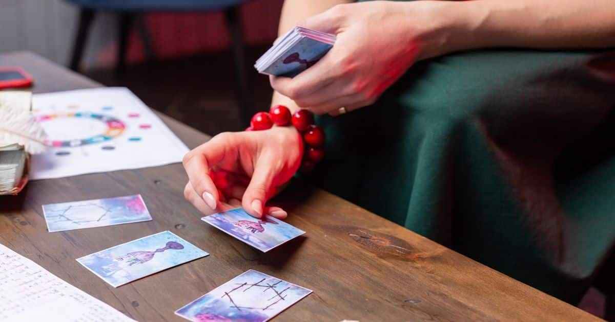 O que a pulseira vermelha significa? Saiba o que é e qual a importância de usá-la.