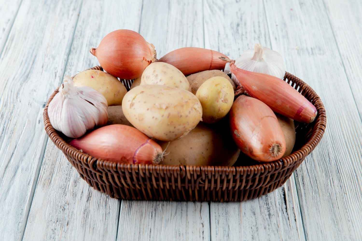 ERRO COMUM pare de guardar cebola com a batata; entenda