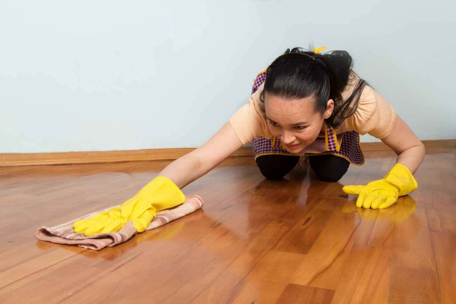 ESTE É O TRUQUE leite de rosas na água de limpar o piso; entenda