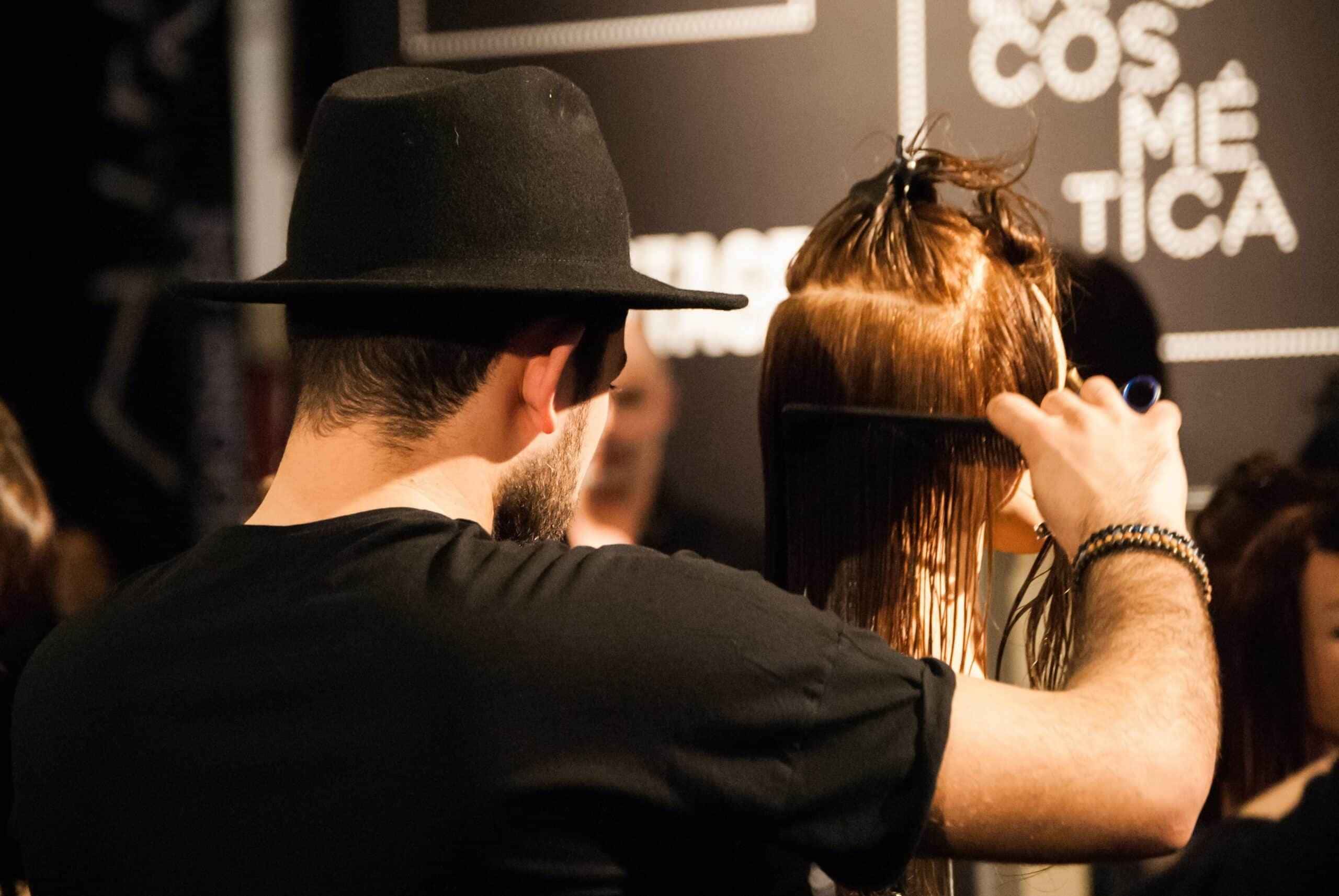 Para a maioria das mulheres, cada corte oferece uma aparência única e pode melhorar a confiança e a elegância feminina. 