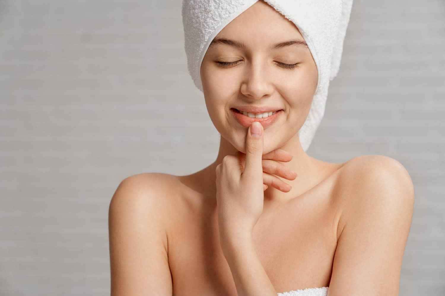 Esfoliante labial natural com óleo de coco e mel; aprenda