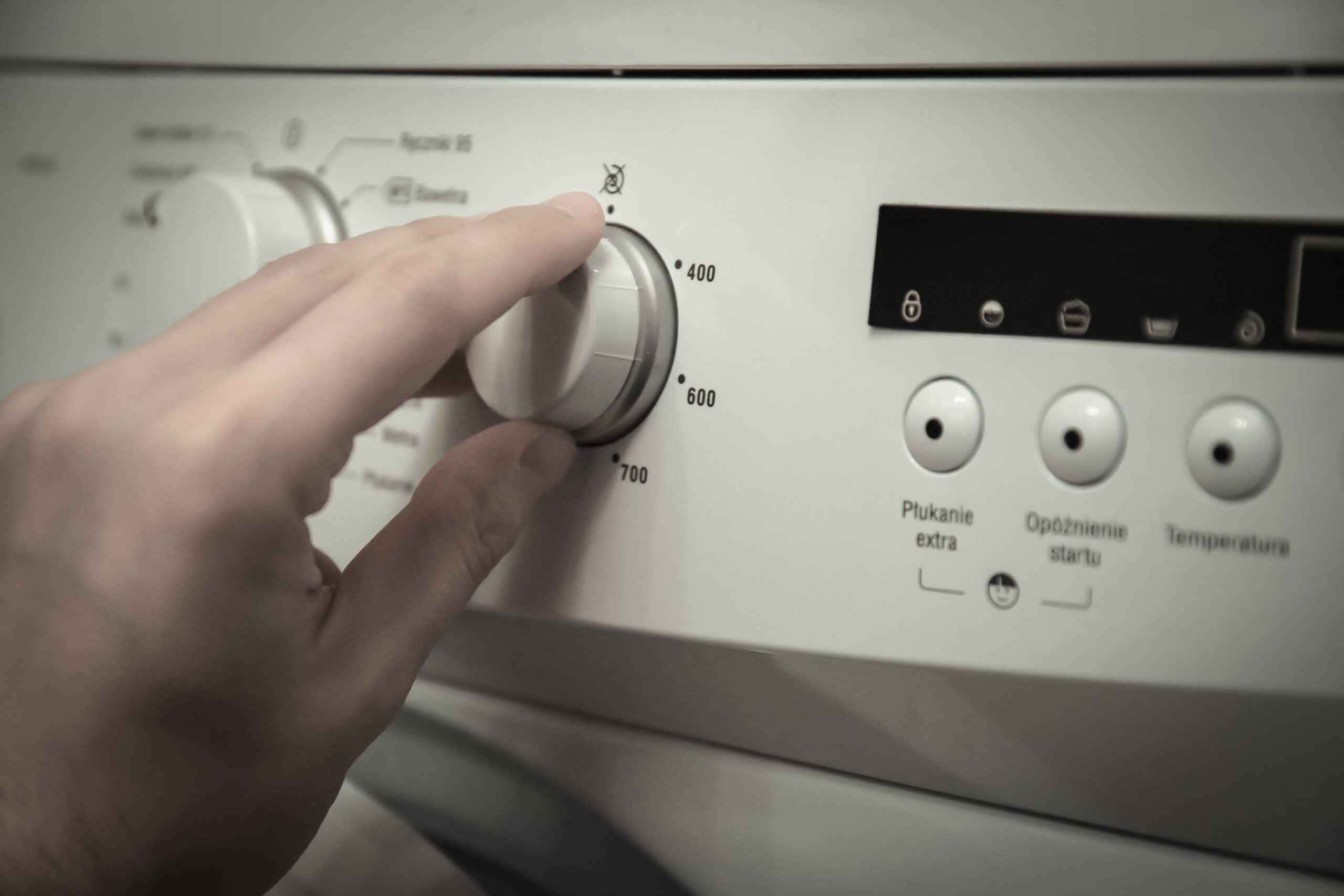 Dentre as diversas estratégias de economia, uma solução prática é o uso de percarbonato de sódio na máquina de lavar para reduzir a conta de luz.