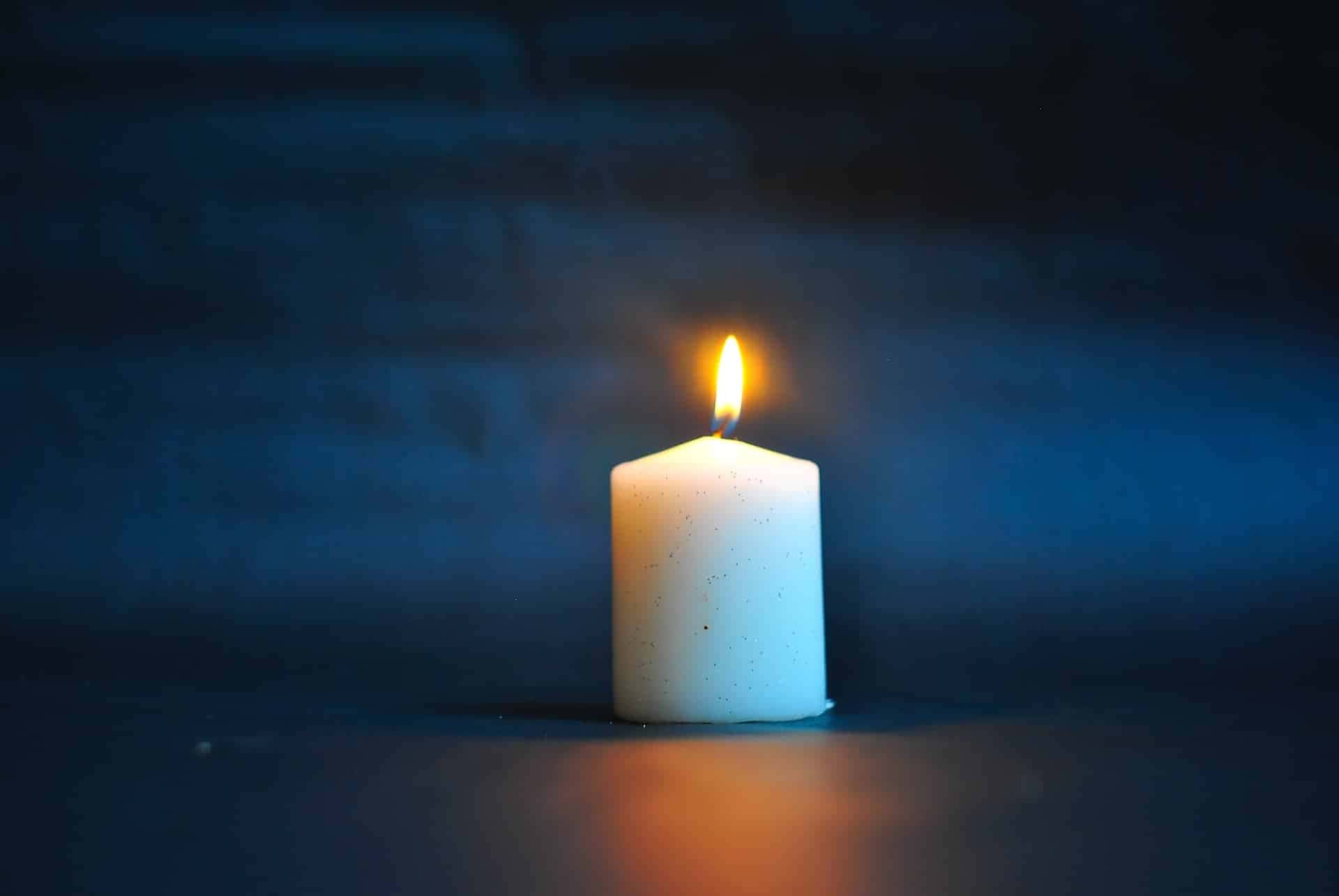 Fiz uma vela capaz de espantar as BARATAS; aprenda como é