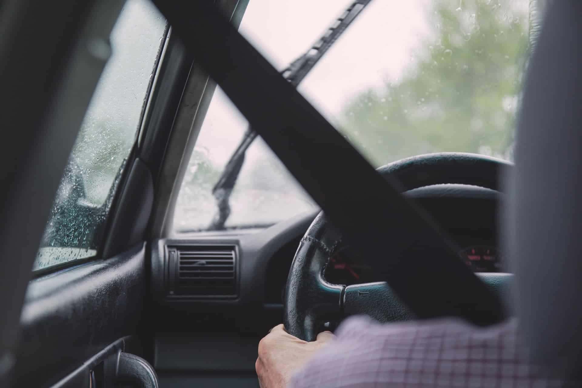 Motorista precisa ajudar passageira com parto em viagem.