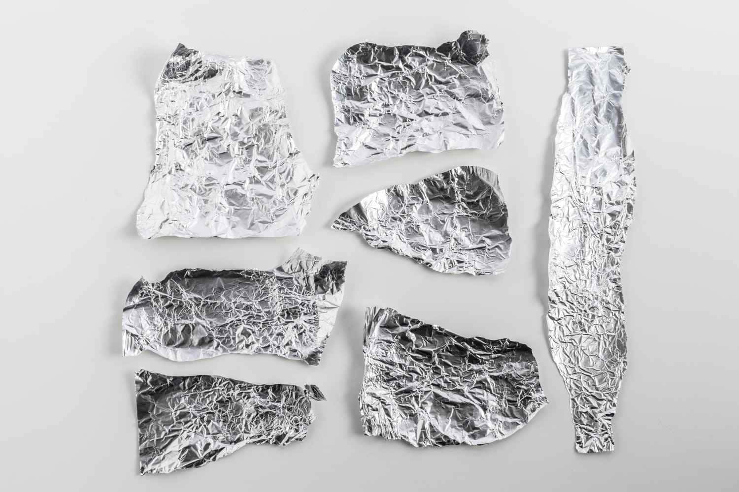Mulheres estão carregando uma bola de papel alumínio dentro da bolsa; por quê