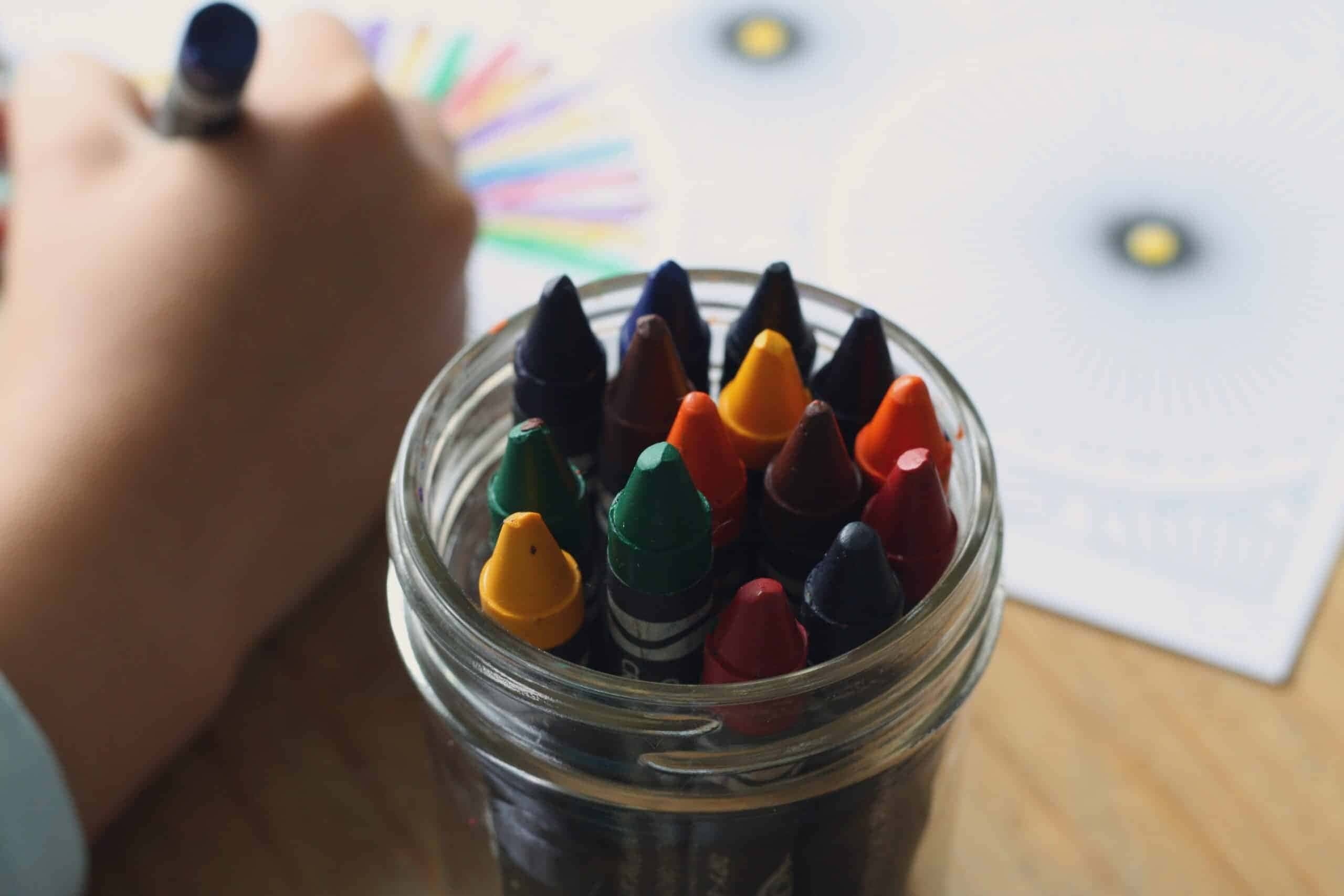 A busca por vagas em creche na rede pública de ensino é um desafio recorrente para muitas famílias em diversas regiões do Brasil.