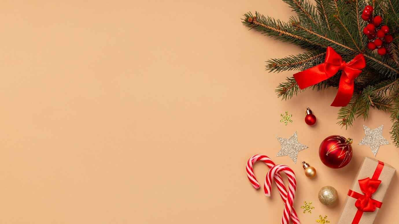 Decore seu Natal com criatividade! Guirlandas feitas à mão, velas, transformam seu lar.