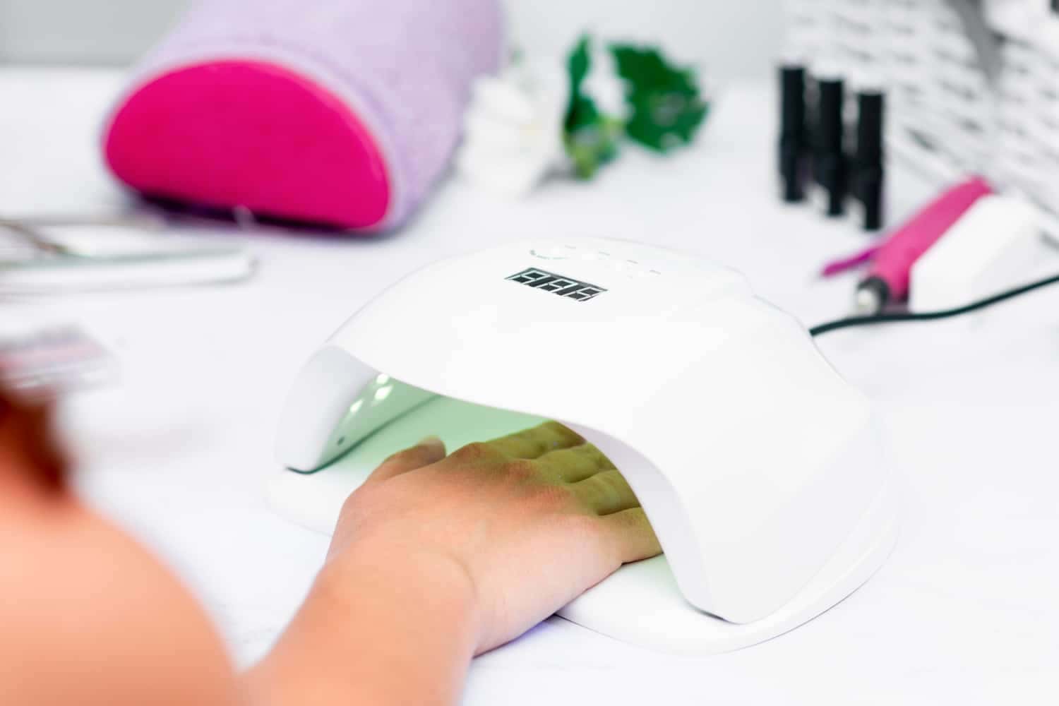 O PERIGO secreto que as unhas em gel oferecem