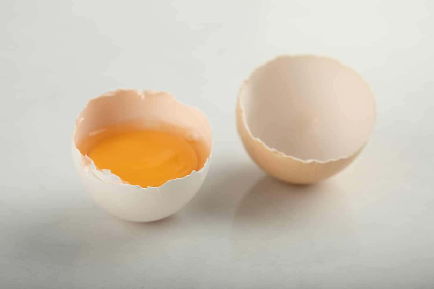 Ovo com casca rachada posso comer ou devo jogar fora