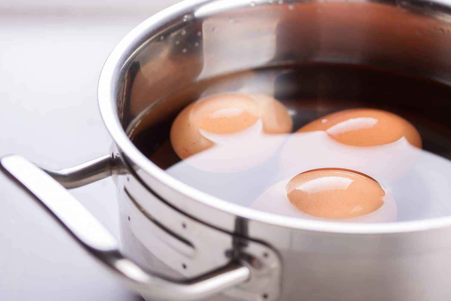 Por que jogar 3 palitos na água para cozinhar ovos