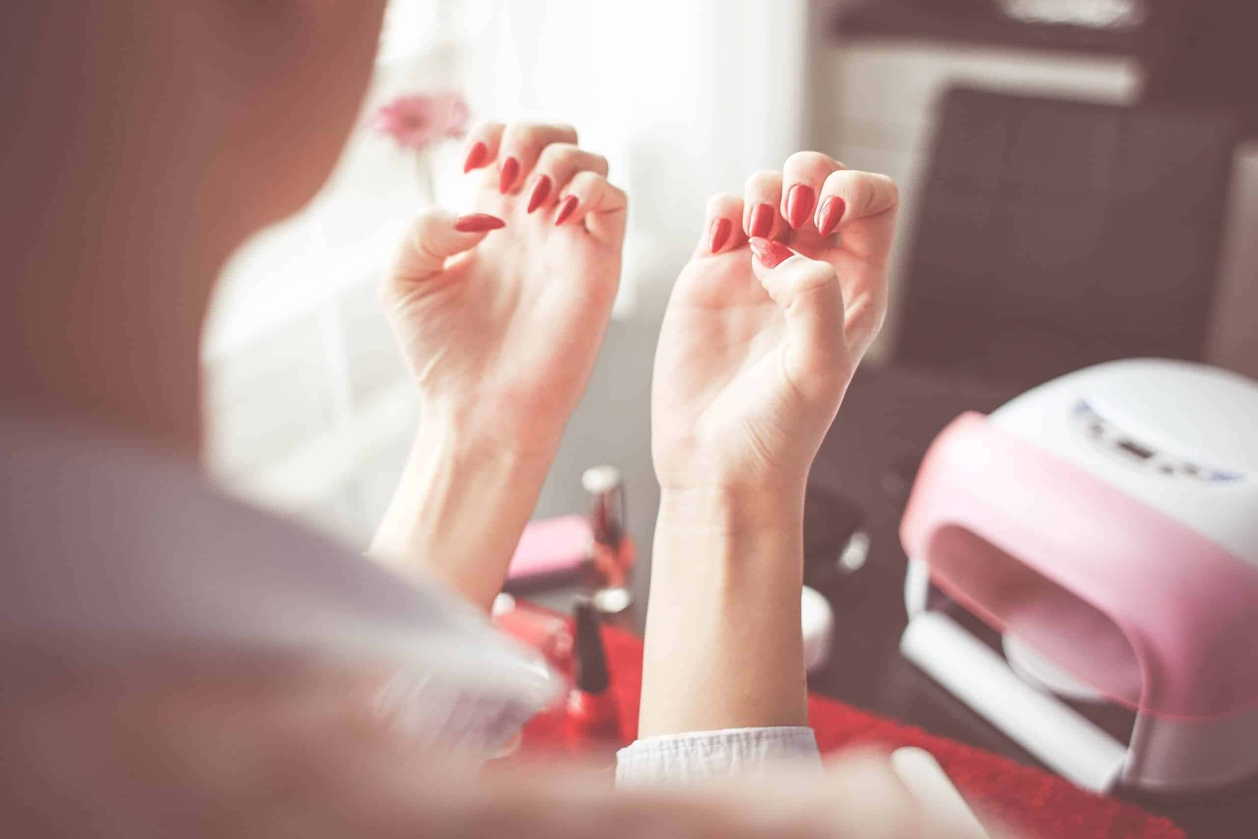 A tendência de unhas pumpkin spice, caracterizada por sua base em tom equilibrado de laranja, tem ganhado destaque entre as manicures.
