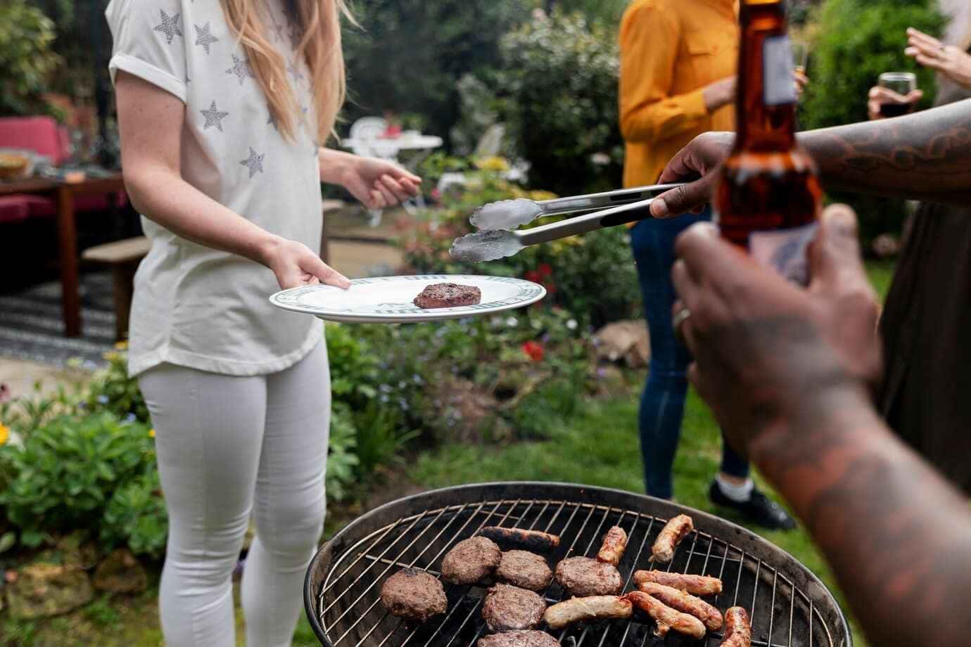 Em uma reviravolta inusitada, uma jovem foi surpreendida por seus amigos com uma celebração extraordinária!